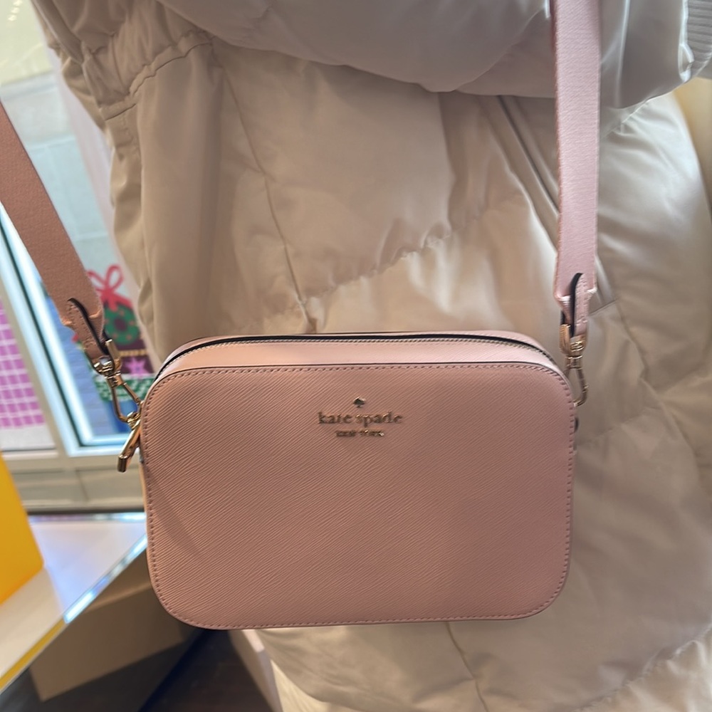 Kate Spade Madison Mini Camera Bag
COLOR:
Conch Pink
NWT - Picture 11 of 16